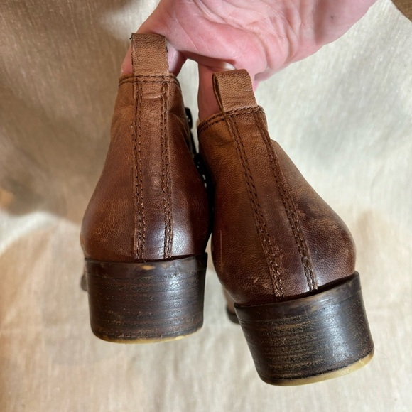 LUCKY BRAND Sz 9 Light Distressed Zipper Closure Stacked Heel Leather  Booties - Picture 6 of 10